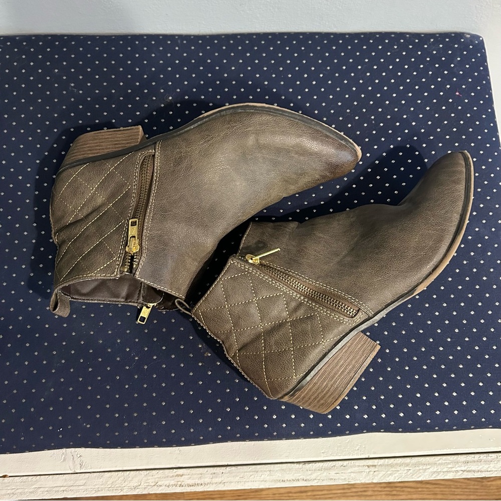 Universal Thread Booties with Buckle Grey Brown Size 11